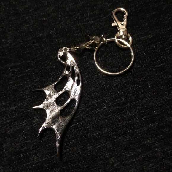 Batwing Keychain - Picture 2 of 2